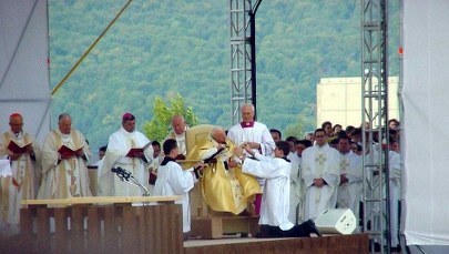 Cyniczne powoływanie się na papieża Polaka