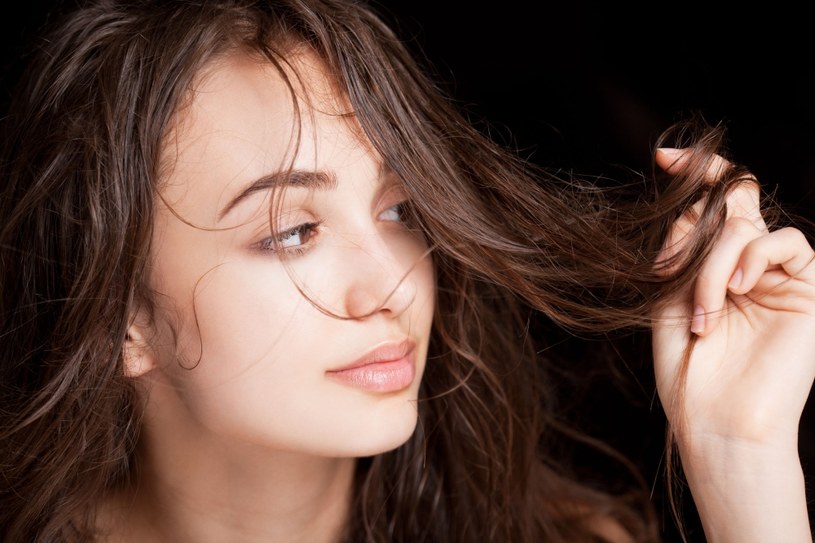 Cynk pomaga zachować zdrowe włosy, paznokcie i skórę. /123RF/PICSEL