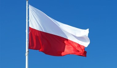 Cynober czy karmazyn - jaki kolor ma polska flaga?