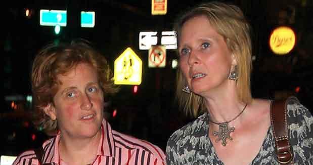 CYnthia Nixon z narzeczoną &nbsp; /Splashnews