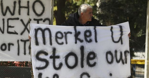 Cypryjczycy obwiniają Unię Europejską za sytuację w swoim kraju, kanclerz Merkel nie wyłączając /AFP