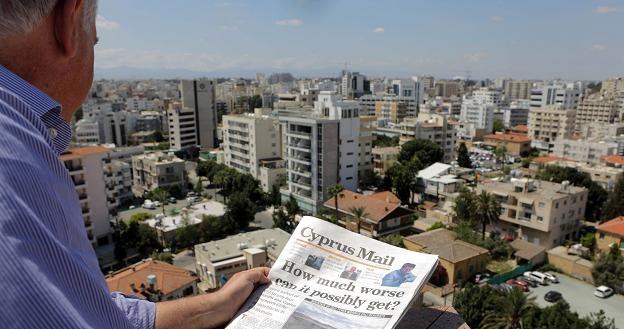 Cypryjski rząd nie rezygnuje z "napadu" na banki... /AFP