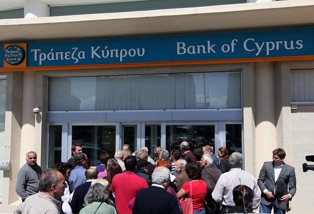 Cypryjskie banki wznowiły w czwartek w południe (czasu lokalnego) pracę po 12-dniowej przerwie /PAP/EPA