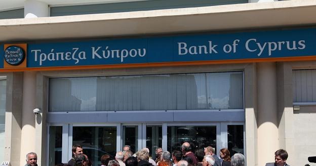 Cypryjskie banki wznowiły w czwartek w południe (czasu lokalnego) pracę po 12-dniowej przerwie /PAP/EPA