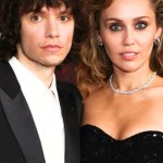 Miley Cyrus Cyrus utarła nosa byłemu mężowi. Potwierdziły się plotki o zaręczynach i randce w ciemno