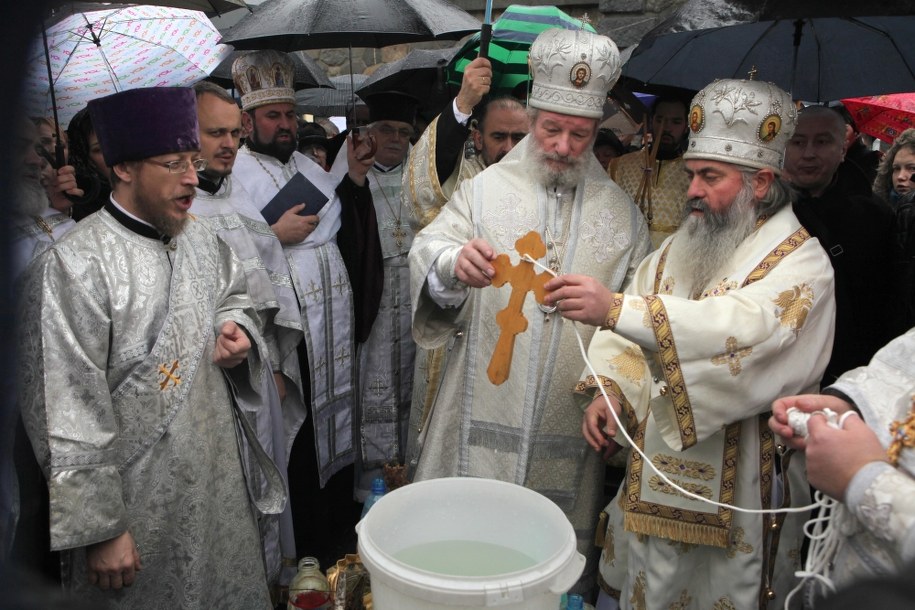 Cyryl (z prawej) pełnił obowiązki patriarchy w okresie od listopada 2012 roku /Pomortzeff Vladimir   /PAP/EPA