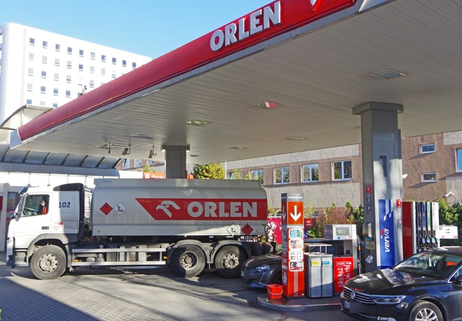 Cysterna na stacji benzynowej (zdj. arch.) /Marek BAZAK / Zofia BAZAK /East News