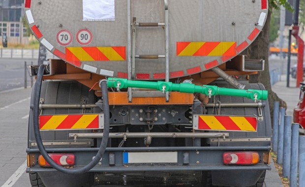 Cysterna wzbudziła podejrzenia mieszkańców. Niebezpieczny kwas miał trafić do kanalizacji