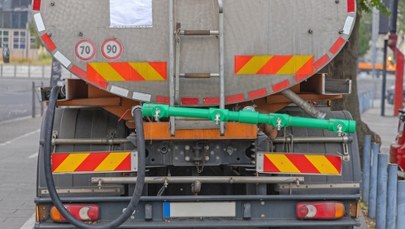 Cysterna wzbudziła podejrzenia mieszkańców. Niebezpieczny kwas miał trafić do kanalizacji