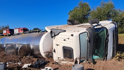 Cysterna z mlekiem wjechała do rowu koło Mrągowa. Kierowca w szpitalu