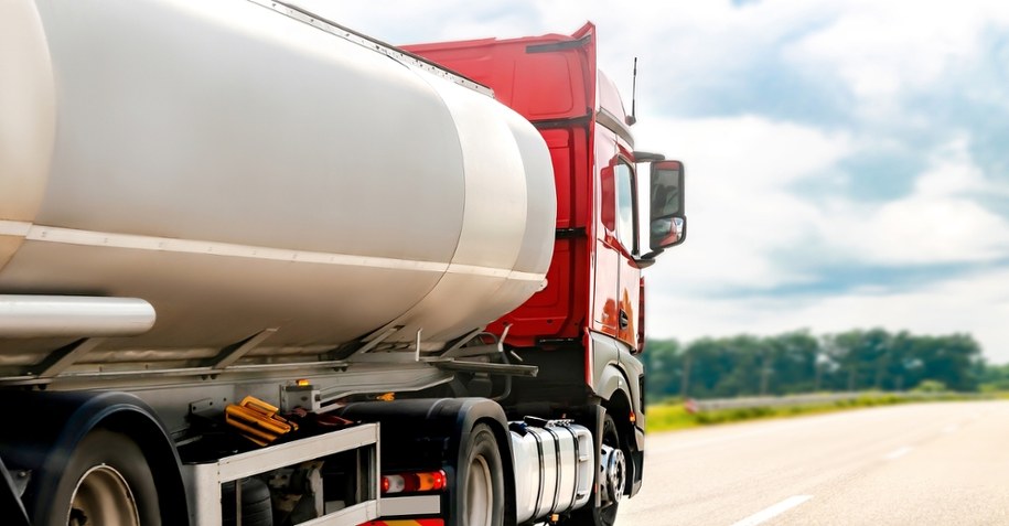 Cysterna z paliwem /Shutterstock