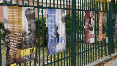 Cytaty z JP II i Prymasa Tysiąclecia na plenerowej wystawie