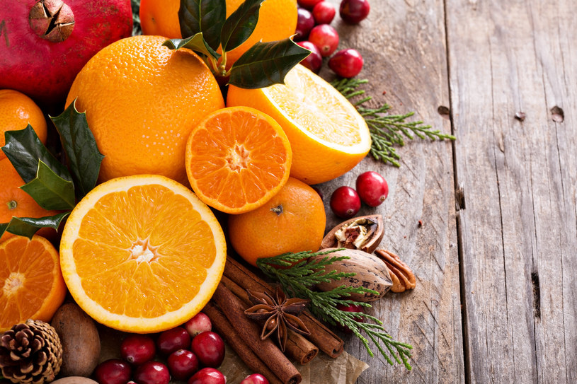 Cytrusy posiadają wiele cennych składników odżywczych, dlatego zaleca się spożywanie ich zimą /123RF/PICSEL