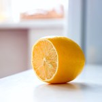 Cytryna będzie świeża 2 razy dłużej. Wystarczy, że przed włożeniem do lodówki zrobisz to