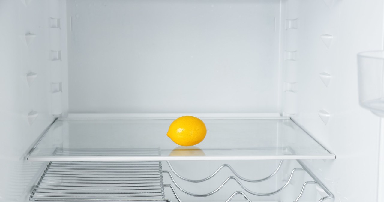 Cytryna i inne cytrusy mogą być doskonałym pochłaniaczem zapachu w lodówce. Wystarczy do środka włożyć rozkrojony owoc i systematycznie wymieniać go na nowy. /123RF/PICSEL