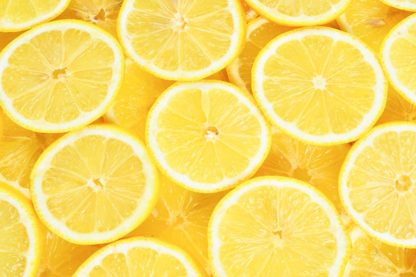 Cytryna i wyciśnięty z niej sok, to najlepsze domowe sposoby na wybielenie firanek /123RF/PICSEL