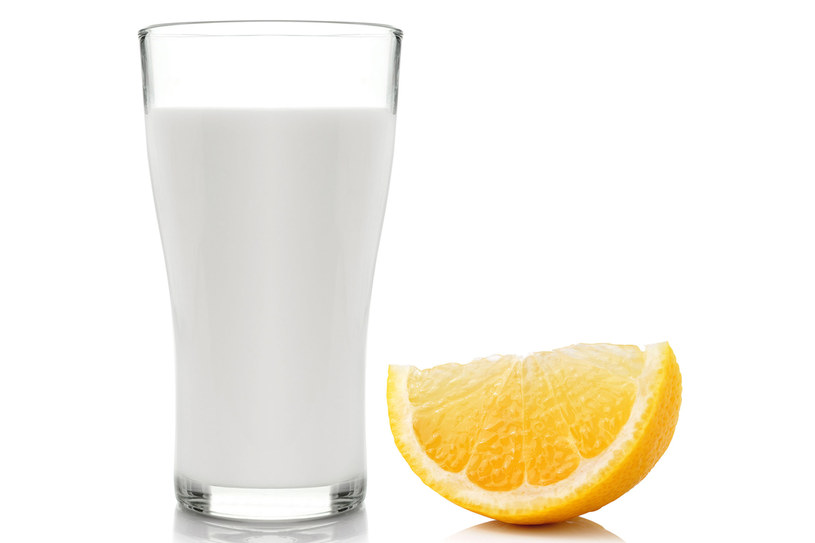 Cytryną można zakwasić mleko lub śmietanę /123RF/PICSEL