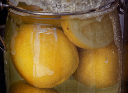 Cytryny natnij, wsyp do nich łyżkę soli, ułóż ciasno w słoju i zalej sokiem z cytryny /123RF/PICSEL