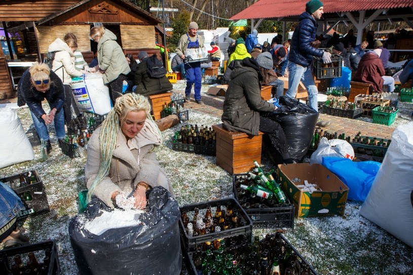 Cywile przygotowują koktajle Mołotowa /Ukrinform/East News /East News