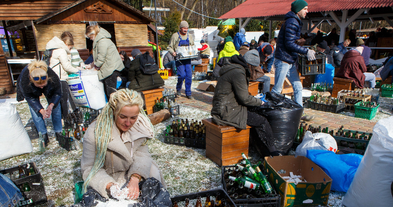 Cywile przygotowują koktajle Mołotowa /Ukrinform/East News /East News