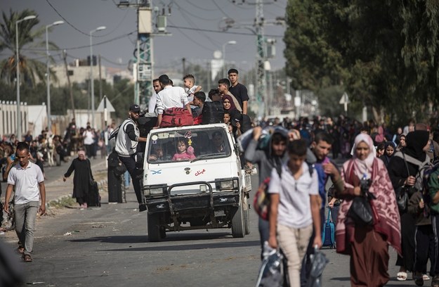 Cywile uciekający ze Strefy Gazy /HAITHAM IMAD /PAP/EPA