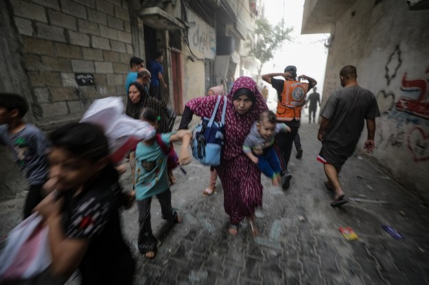 Cywile w Strefie Gazy uciekają przed izraelskim ostrzałem /MOHAMMED SABER  /PAP/EPA