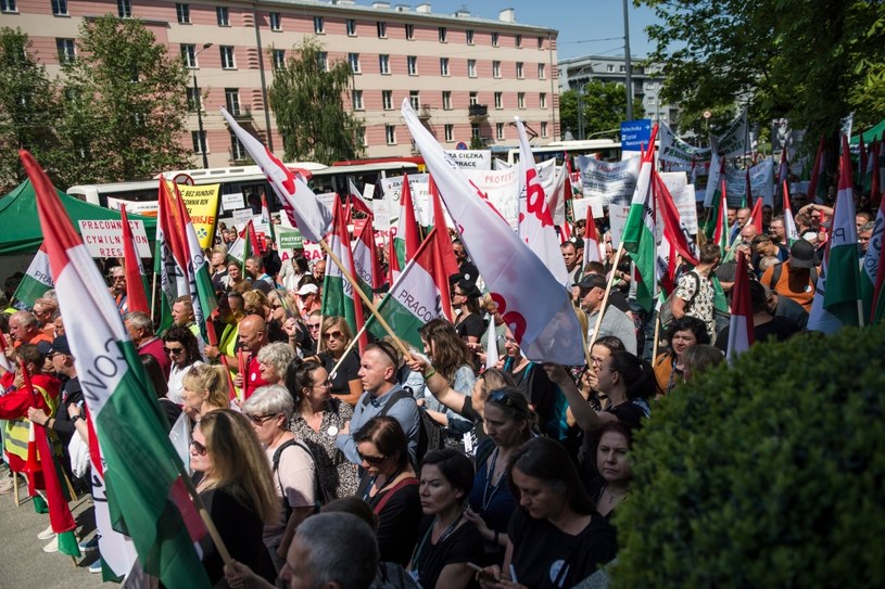 Cywilni pracownicy wojska protestują. Ile można zarobić w służbie cywilnej?