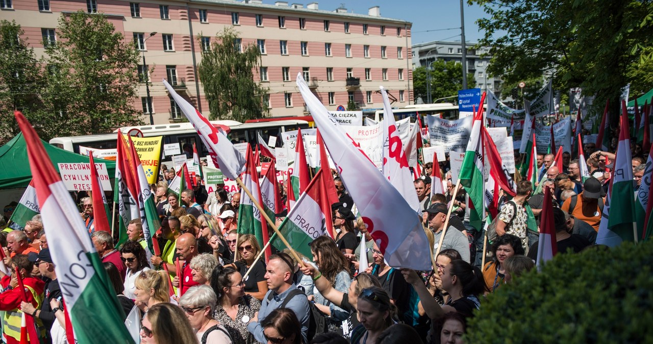 Cywilni pracownicy wojska protestują. Zarabiają znacznie mniej od zawodowych żołnierzy /Attila Husejnow /Agencja FORUM