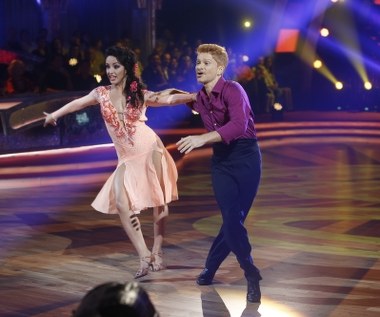 Cza-czę zatańczyła kolejna para: Artur Pontek i Natalia Głębokcka. "Fajny flow" zaprezentował według Michała Malitowskiego aktor, ale juror uznał, że technicznie był to najgorszy występ Pontka. Andrzejowi Grabowskiego podobała się za to jego "uzasadniona pewność siebie". Iwona Pavlović przetestowała aktora, proponując mu szybki dueciik sprawdzający znajomość kroku podstawowego cza-czy. - Straciłem głowę i nogi, a serce oddałem partnerce - Pontek złożył samokrytykę, ale para otrzymała przyzwoite 29 punktów.

 