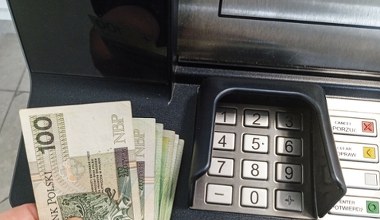 Czają się przy bankomatach. Czekają tylko aż ktoś wypłaci gotówkę