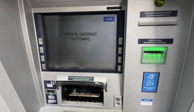 Czają się przy bankomatach. Tylko czekają, aż ktoś wypłaci gotówkę