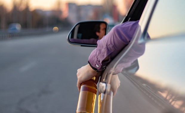 Czaplinek: Mieszkańcy ujęli pijanego kierowcę. Cofał autem na oślep