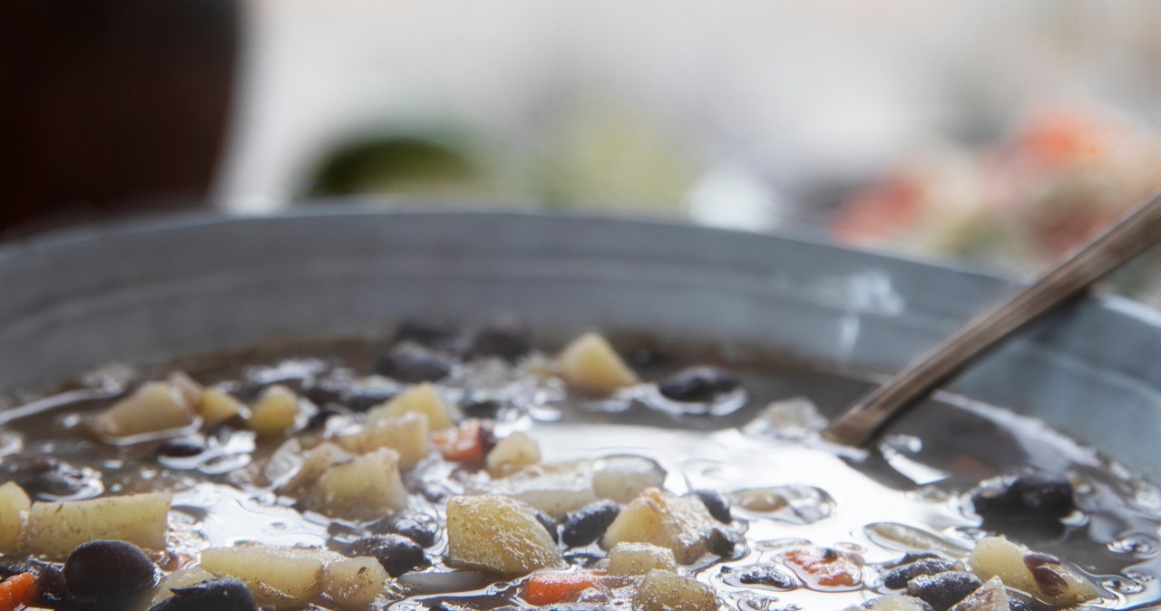 Czarna fasola sprawdza się także jako składnik zupy /charlottelake /123RF/PICSEL