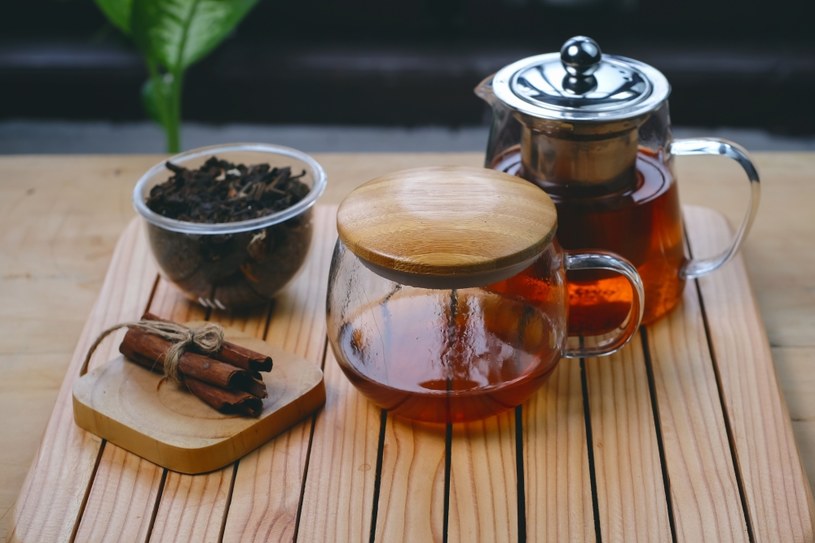 Czarna herbata jest bogata we flawonoidy, które działają przeciwzapalnie /123RF/PICSEL
