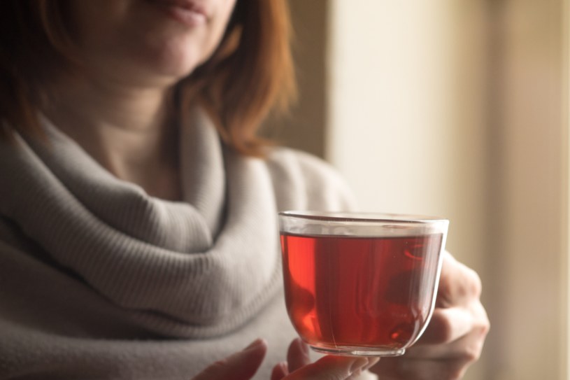 Czarna herbata jest zdrowa, ale w tych przypadkach lepiej ograniczyć jej spożycie /123RF/PICSEL