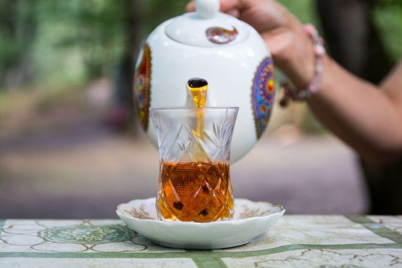 Czarna herbata parzona w czajniczku z przyprawami ma niepowtarzalny smak i aromat /123RF/PICSEL