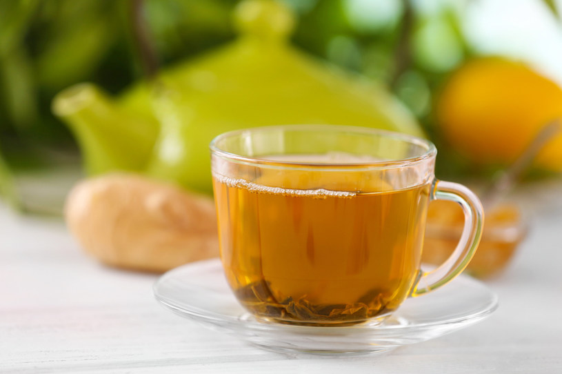 Czarną i zieloną herbatę należy parzyć przez dwie lub trzy minuty /123RF/PICSEL