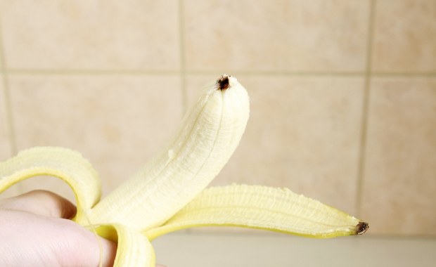 Czarna końcówka banana jest szkodliwa? Ekspert wyjaśnia