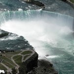 Czarna plama blisko wodospadu Niagara