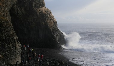 "Czarna plaża" może być niebezpieczna. Nagle pojawiają się wysokie fale