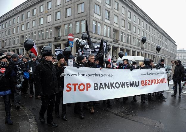 "Czarna procesja oszukiwanych przez banki" (15 stycznia 2016 r. w Warszawie) /PAP