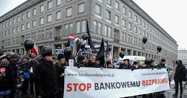 "Czarna procesja oszukiwanych przez banki" (15 stycznia 2016 r. w Warszawie) /PAP