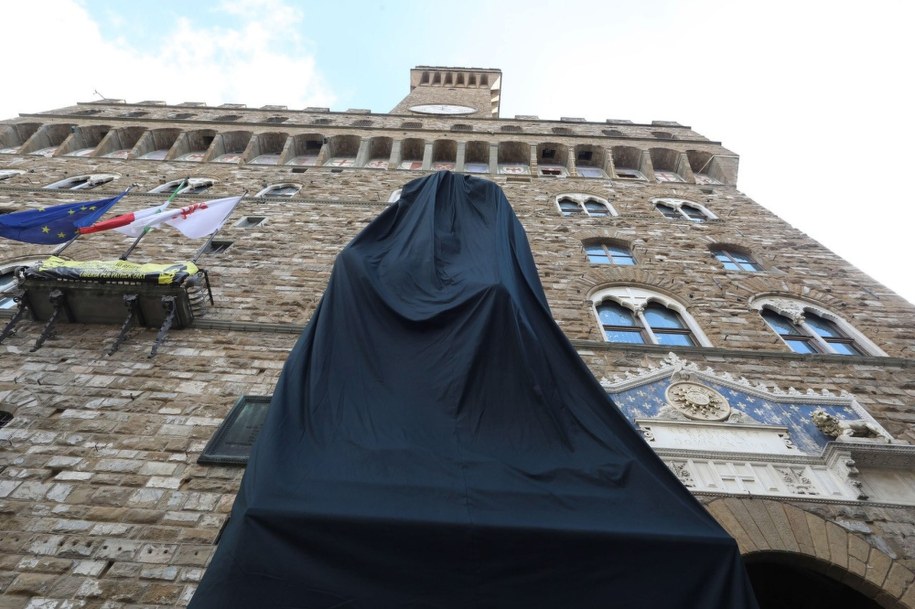 Czarna tkanina na figurze Dawida /FLORENCE MUNICIPALITY PRESS OFFICE HANDOUT /PAP/EPA