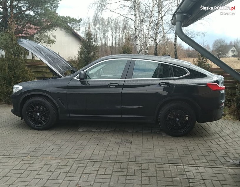 Czarne BMW X4 zostało skradzione we Włoszech na początku lutego. Teraz odnalazło się na terenie prywatnej posesji /Policja /Informacja prasowa