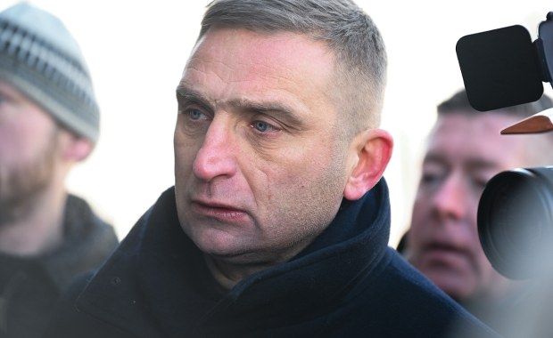 Czarne chmury nad Bąkiewiczem. Sprawą słupa granicznego zajmie się prokuratura