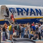 Czarne chmury nad Ryanairem i Wizz Airem. Chodzi o dopłaty za bagaż