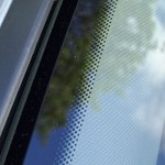 Czarne kropki na szybie auta. Frit spełnia bardzo ważną funkcję 