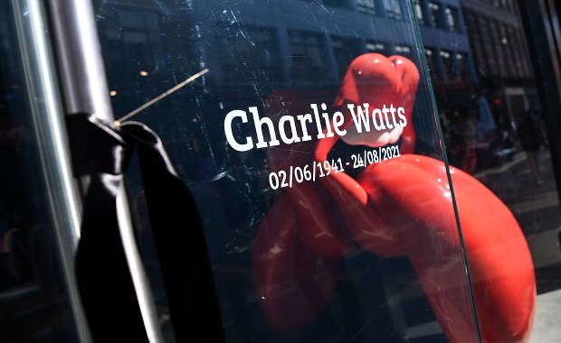 Czarne logo Stonesów. Grupa upamiętni Charliego Wattsa