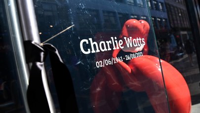 Czarne logo Stonesów. Grupa upamiętni Charliego Wattsa