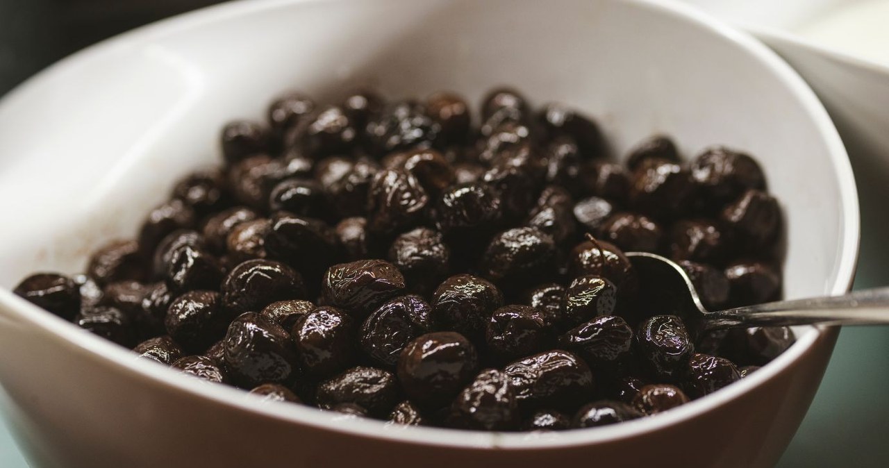 Czarne oliwki są nieco mniej kaloryczne niż te zielone /engin akyurt /Canva Pro